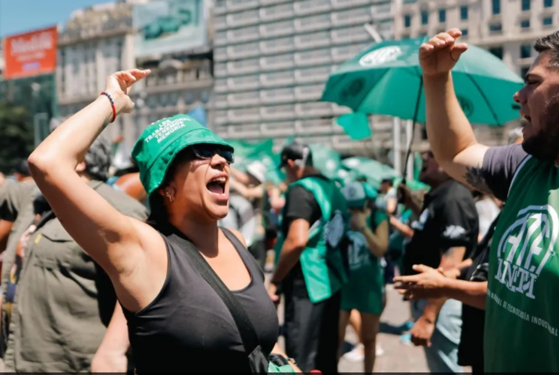 Empleados públicos de Argentina inician huelga de 36 horas ante recortes y bajos salarios