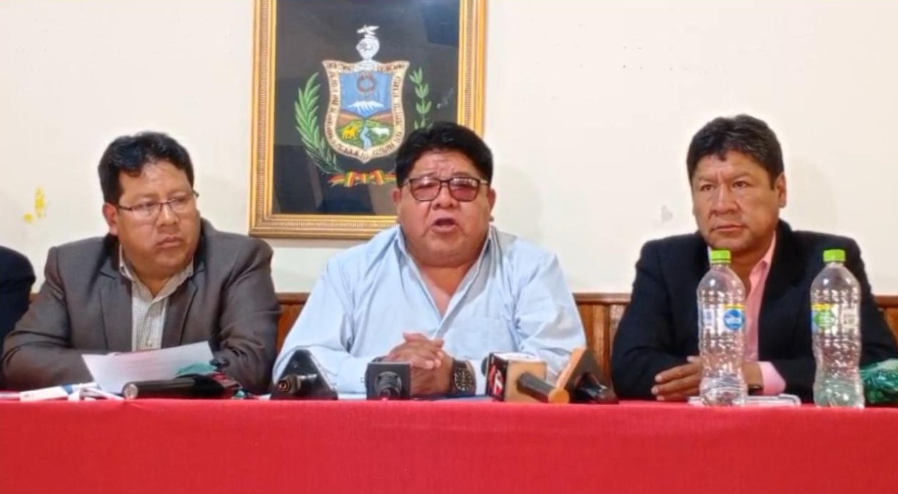 Choferes de La Paz en emergencia amenazan con suspender pago de peajes y piden la renuncia del director de la ANH
