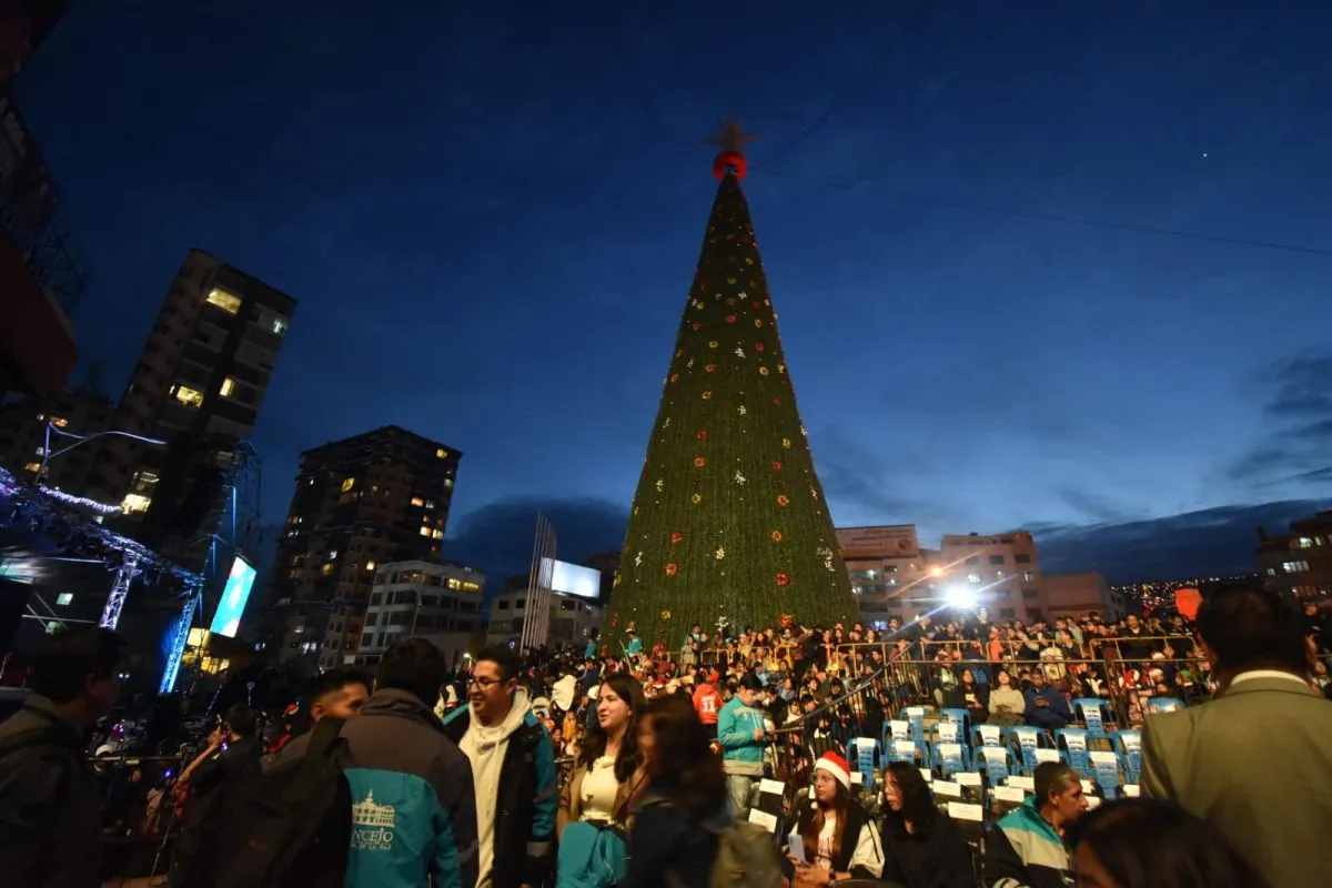El espíritu navideño ilumina las principales ciudades del país con árboles y luces.