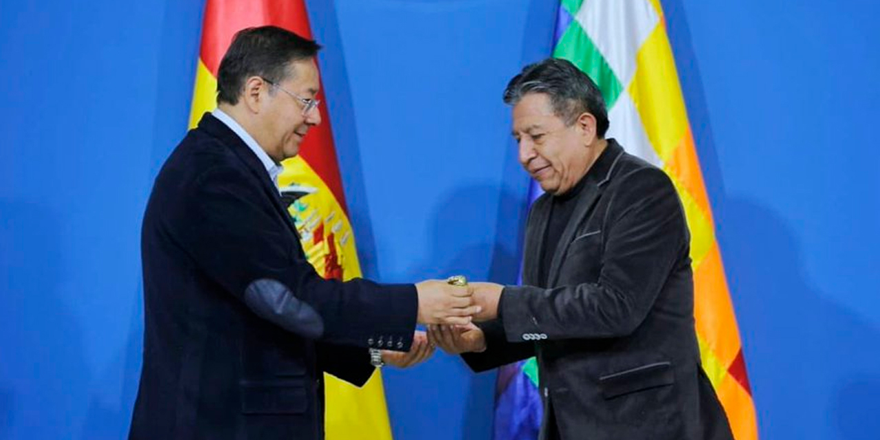 Arce se reúne con el presidente electo de Uruguay en la Cumbre del Mercosur.