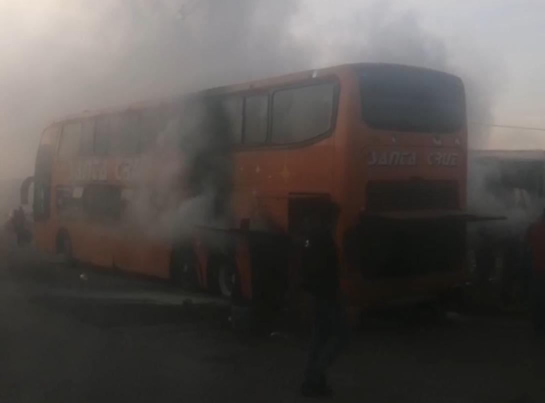 Bus se incendia a kilómetros de la terminal Bimodal en Santa Cruz; no hay heridos, pero sí pérdidas materiales