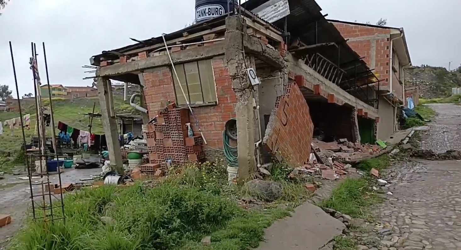 Vecinos de Codavisa evacuan por caída de material de talud en La Paz: Autoridades alertan sobre riesgos