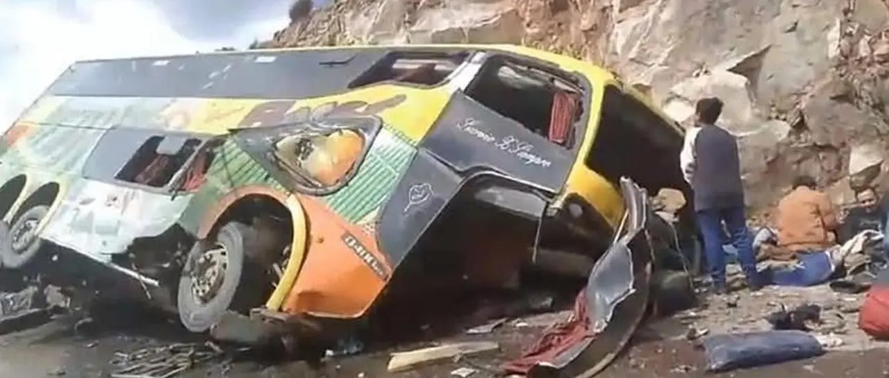Tragedia en Potosí 14 muertos y 29 heridos tras choque de bus con peña