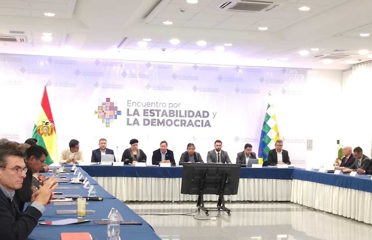Reunión Convocada por el Gobierno Inicia con Presencia Parcial de Invitados y Retraso