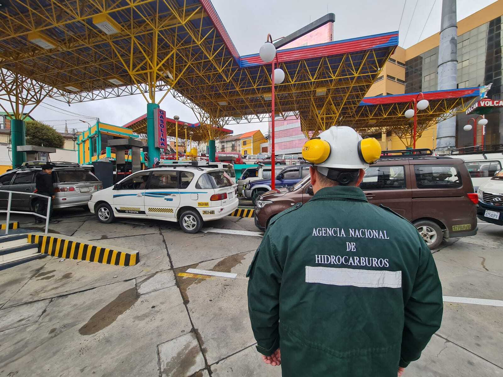 La ANH evalúa propuesta de la Alcaldía de La Paz de no vender combustible a vehículos sin documentos regularizados