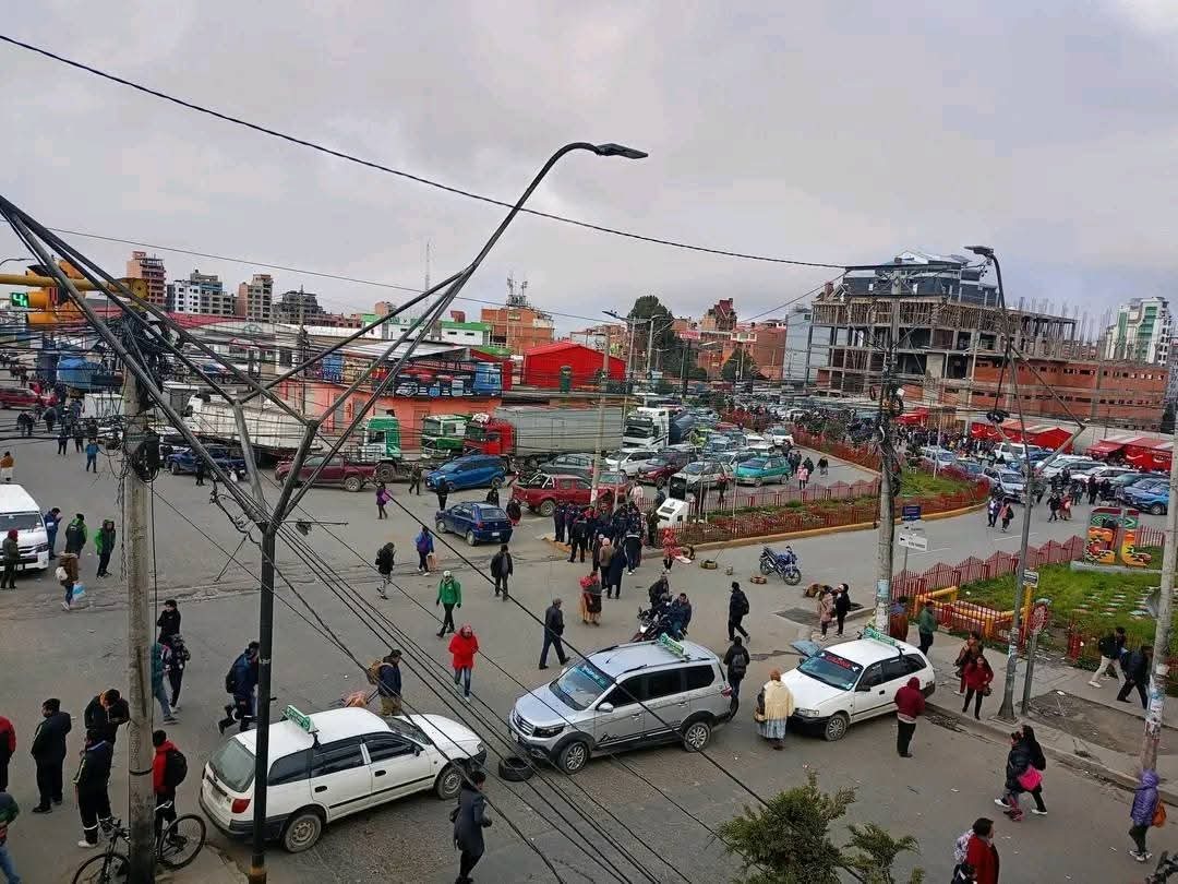 Transporte en El Alto paralizado por bloqueos debido a escasez de combustibles