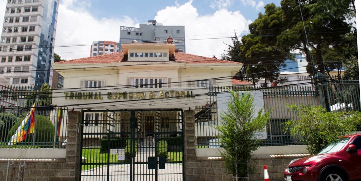 Policía refuerza seguridad en el TSE y alrededores de la plaza Murillo ante marcha “evista”