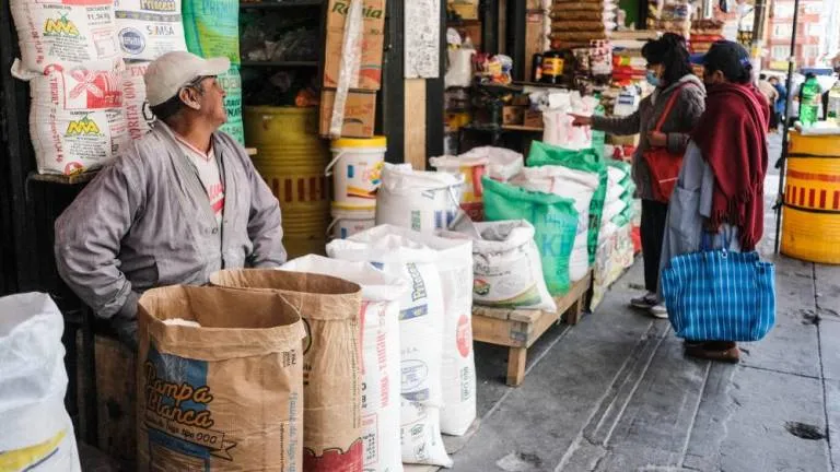 “De duelo económico”: comerciantes y vecinos protestan por escasez y alza de precios en El Alto y La Paz