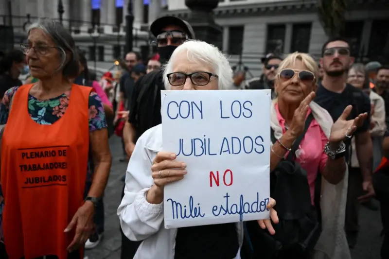 Jubilados argentinos se movilizan nuevamente para reclamar por sus pensiones y otros derechos