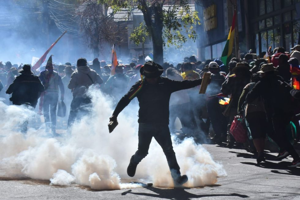 Policía dispersa con gas a manifestantes evistas que intentaron acercarse al TSE