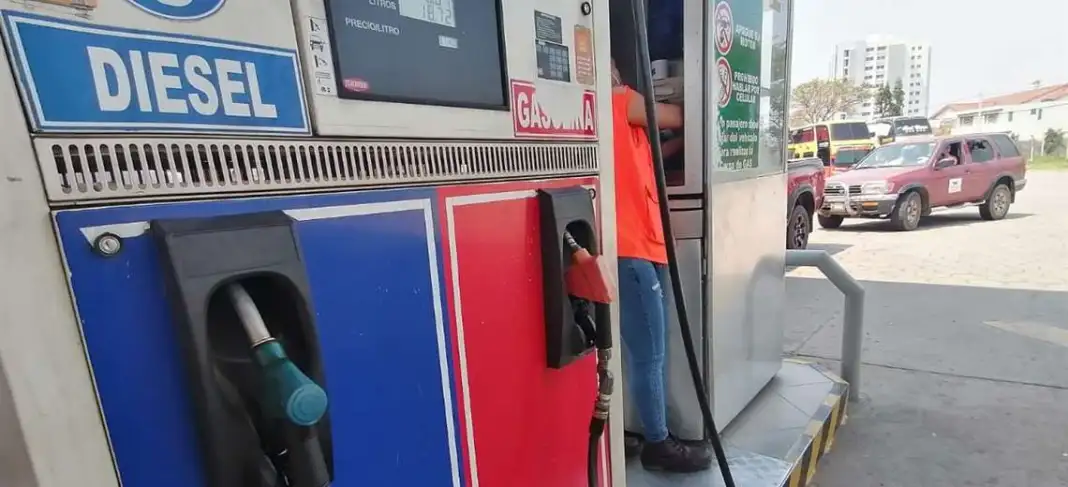 Gobierno anuncia llegada de combustible y pide evitar bloqueos ante escasez