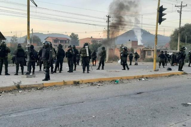 Policía levanta bloqueos en Sipe Sipe, pero Cochabamba sigue aislada por protestas de sectores evistas