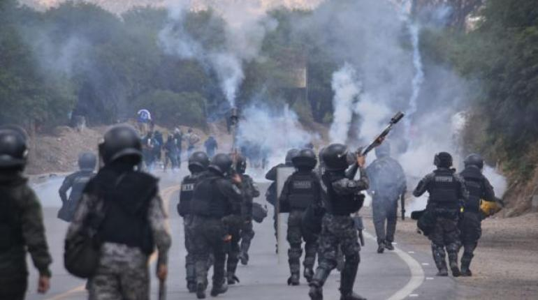 Efectivos policiales denunciaron emboscada durante desbloqueo en Bombeo; hay cinco uniformados heridos