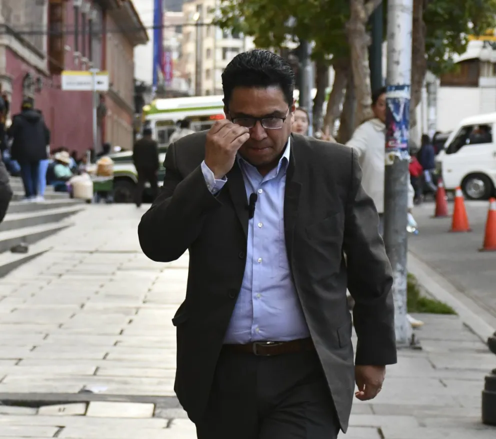 Exministro César Siles habría huido a Paraguay, según defensa del juez Lea Plaza