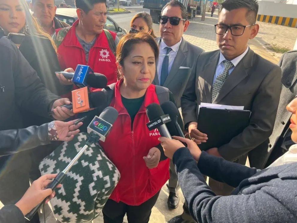 Ruth Nina llega a declarar con frazada y mochila: “Estoy lista para que me encarcelen por opinar”