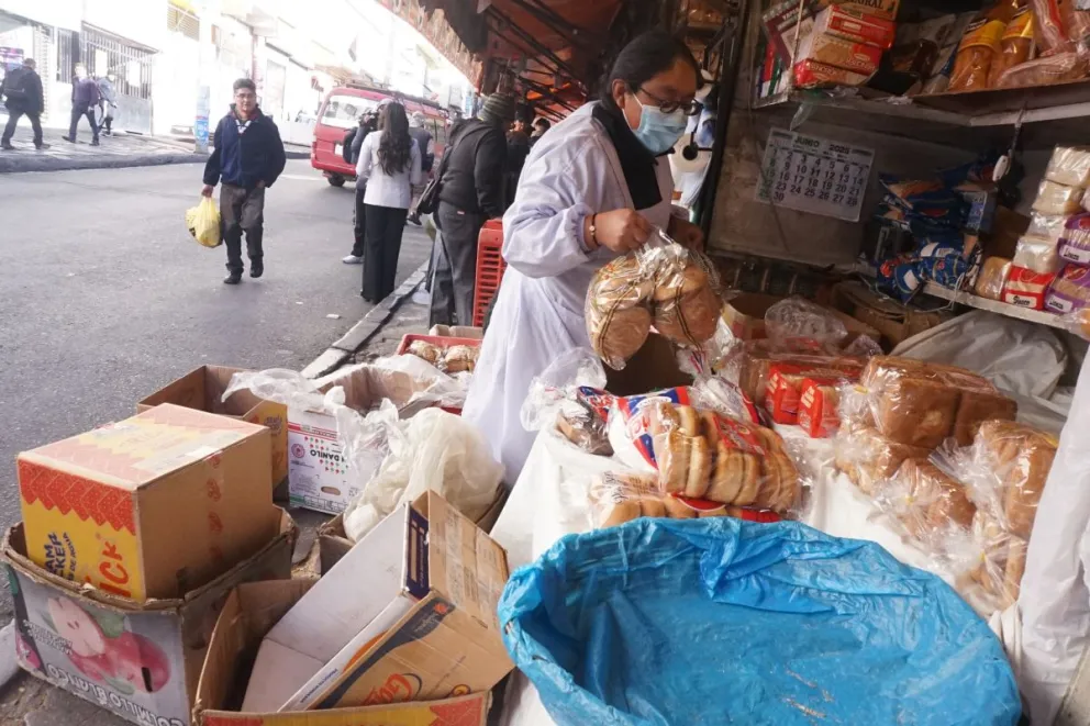 Panificadores inician paro de 48 horas por falta de harina y advierten con subir el precio del pan de batalla