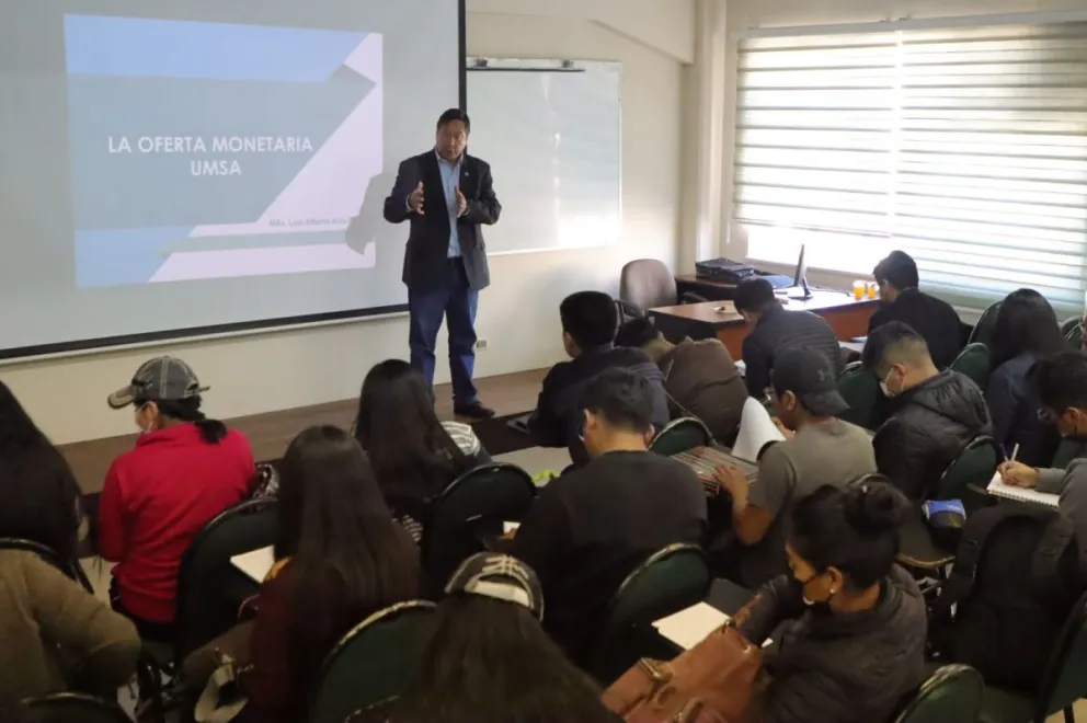 Arce asegura que no dejará el país al finalizar su mandato y anuncia su regreso a la academia