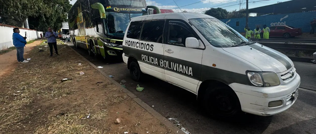 Chofer que llegó desde Argentina muere mientras esperaba cargar diésel en surtidor de Santa Cruz