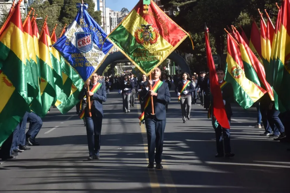Más de 60 unidades educativas participan en desfile cívico por el Bicentenario en la zona Sur de La Paz