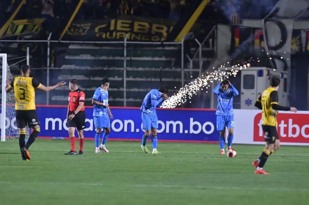 The Strongest sancionado con Bs 206.250 y seis partidos sin público tras incidentes pirotécnicos de su barra