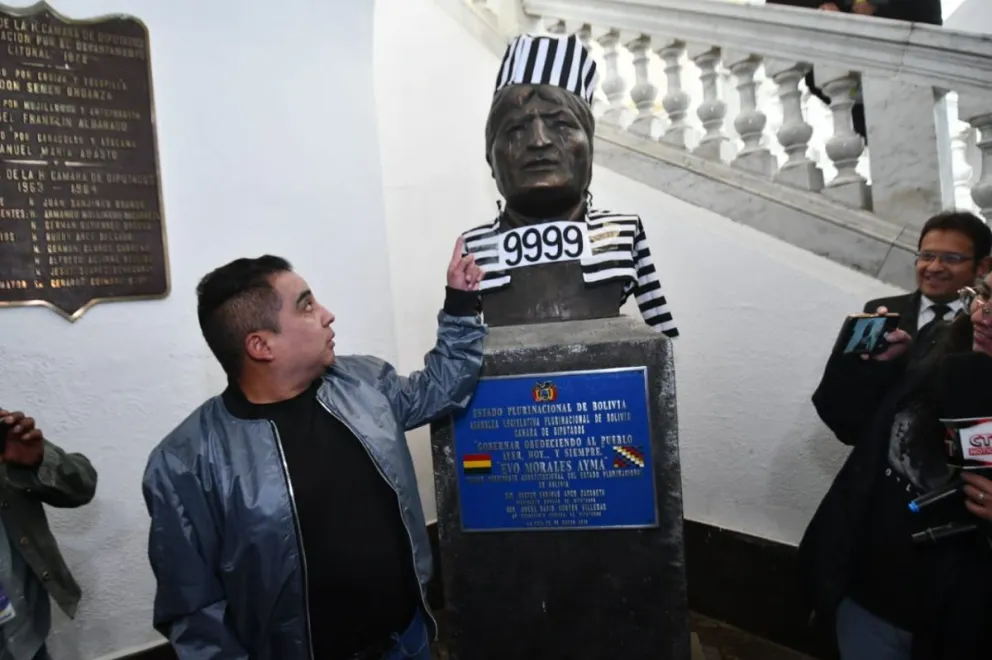 Diputado Alberto Astorga viste de reo el busto de Evo Morales y exige su encarcelamiento