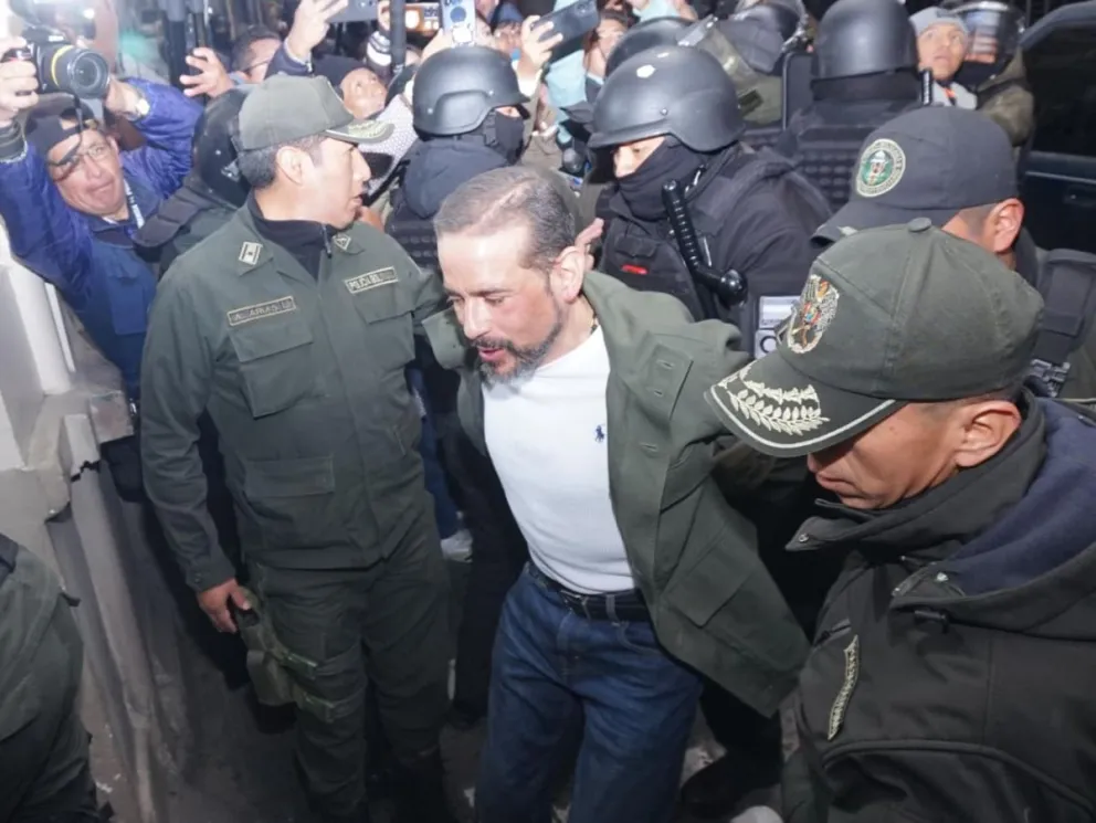 Sin banda de gobernador, Camacho asiste a su audiencia en La Paz