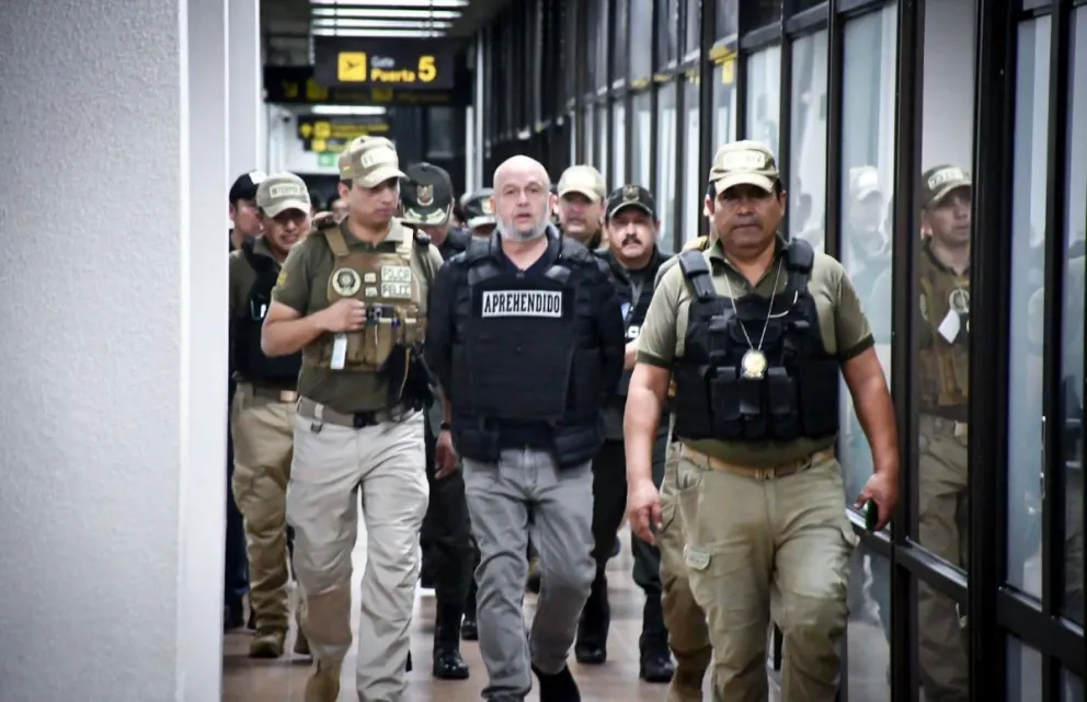 Murillo llega a Bolivia y es aprehendido al aterrizar en Viru Viru, donde enfrentará dos condenas firmes