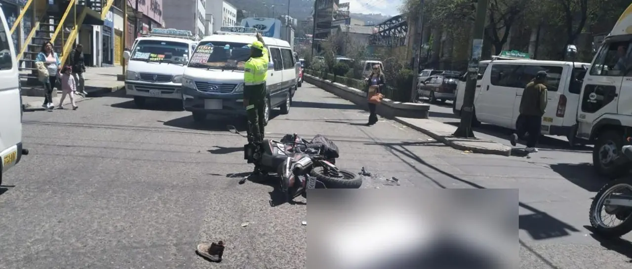 Motociclista muere tras ser arrollado por camión en la avenida Montes de La Paz; chofer y ayudante detenidos