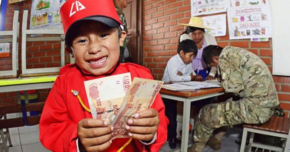 Inicia el pago del Bono Juancito Pinto a más de 2,3 millones de estudiantes en Bolivia