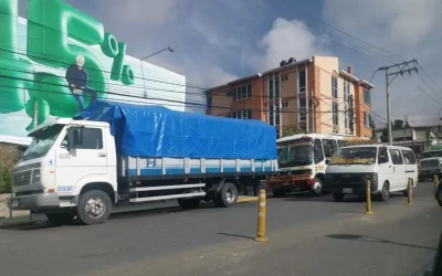 Choferes duermen en sus camiones y soportan largas filas por combustible: “comemos lo que hay y no hay baños”