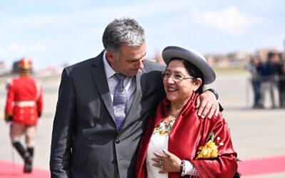 Presidente de Uruguay, Yamandú Orsi, llega a Bolivia para participar en la posesión de Rodrigo Paz
