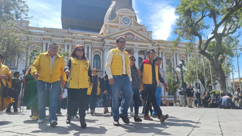 Militantes de Sol.Bo aguardan el retorno de Revilla: “Hoy es un día histórico para los paceños”