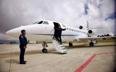 Rodrigo Paz viaja por primera vez en el avión presidencial rumbo a Sucre para recibir la Medalla del Bicentenario