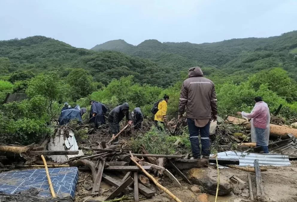 Rescatan a tres desaparecidos en Samaipata, pero decenas de familias siguen aisladas tras la riada