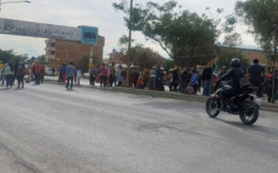 Vecinos de Quillacollo bloquean la ruta Cochabamba–La Paz y exigen esclarecer dos muertes en Cotapachi