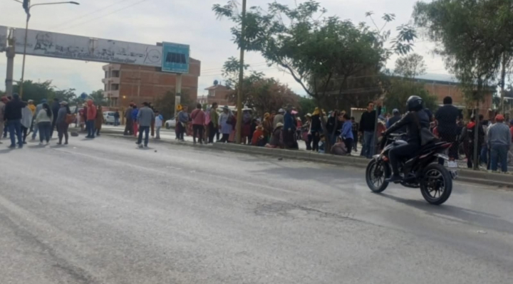 Vecinos de Quillacollo bloquean la ruta Cochabamba–La Paz y exigen esclarecer dos muertes en Cotapachi