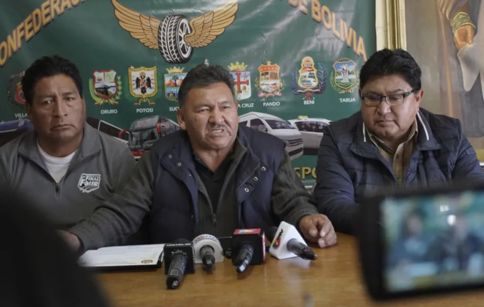 Choferes anuncian paro nacional indefinido con bloqueos desde el lunes en rechazo al Decreto 5503