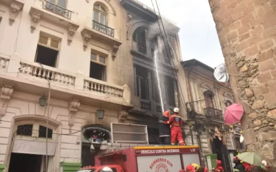 Incendio arrasa 30 casetas en la Sagárnaga y daña una histórica casona colonial en La Paz