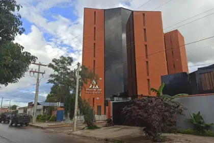 Transparencia denuncia a exjefa de la Aduana por sobreprecio millonario en edificio de Tarija