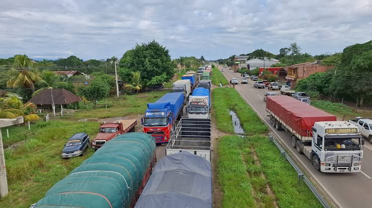 Rutas paralizadas en Bolivia: bloqueos de la COB complican transporte interdepartamental