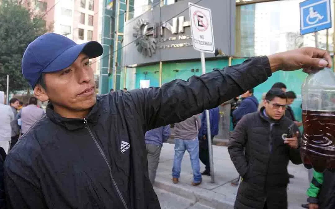 Choferes de La Paz y Oruro protestan y exigen resarcimiento por daños causados por gasolina de mala calidad
