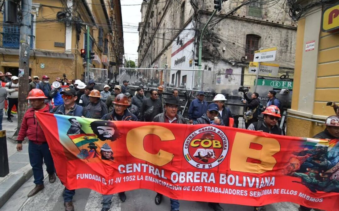 Gasolina en mal estado: la COB exige resarcimiento y cuestiona a Rodrigo Paz por priorizar festejos