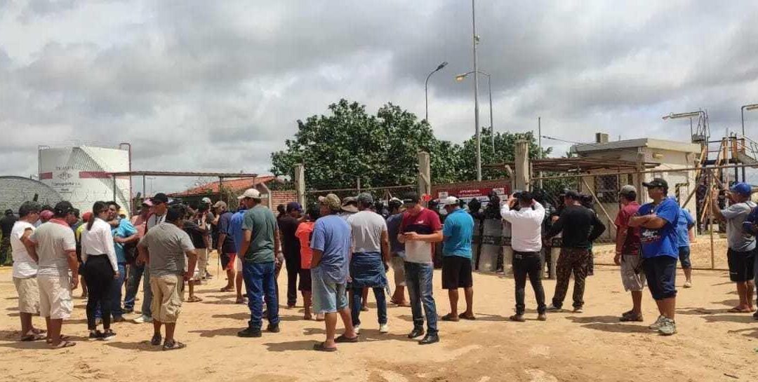 Protesta de conductores bloquea ingreso a refinería de Palmasola en Santa Cruz: más de 700 cisternas afectadas