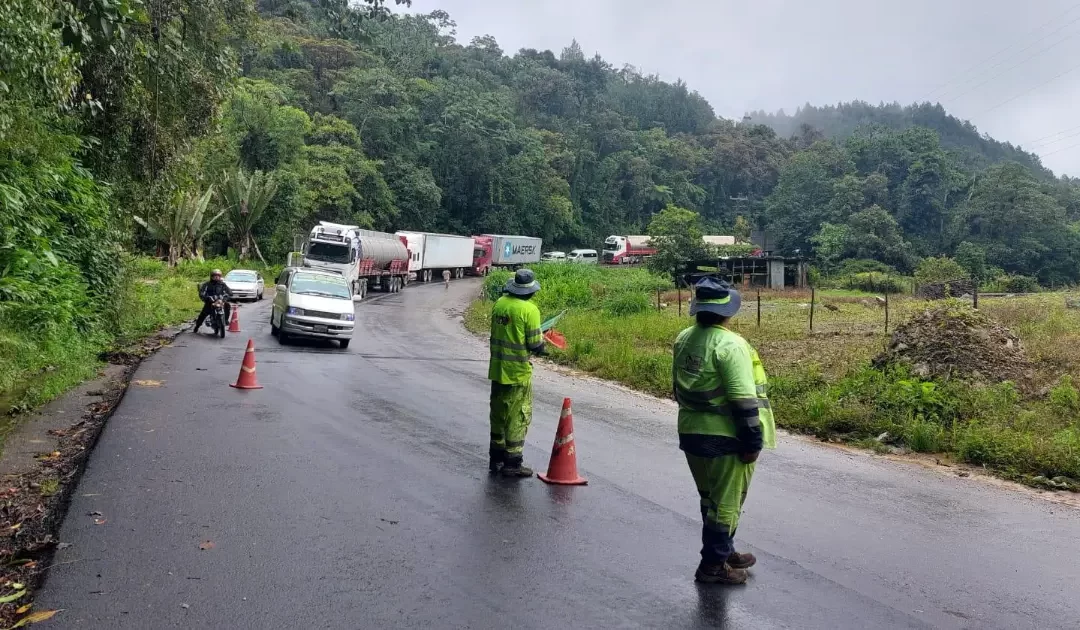 Restricción vehicular en el tramo Llavini-Bombeo une Cochabamba y Oruro: corte rige de 9:00 a 17:00 hasta el 30 de abril