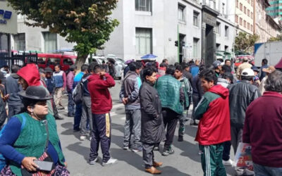 Choferes bloquean avenida Mariscal Santa Cruz en La Paz por gasolina de mala calidad