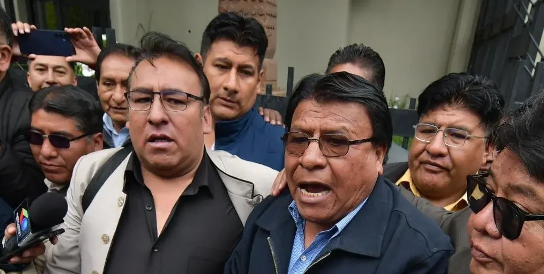 Choferes en La Paz exigen dialogar con Rodrigo Paz y advierten paro nacional indefinido por crisis de gasolina