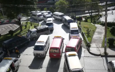 Paro indefinido del transporte en La Paz por gasolina de mala calidad y falta de resarcimiento