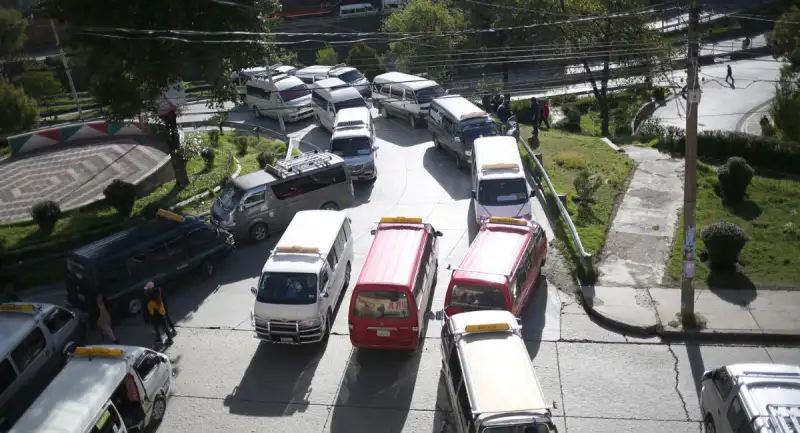 Paro indefinido del transporte en La Paz por gasolina de mala calidad y falta de resarcimiento