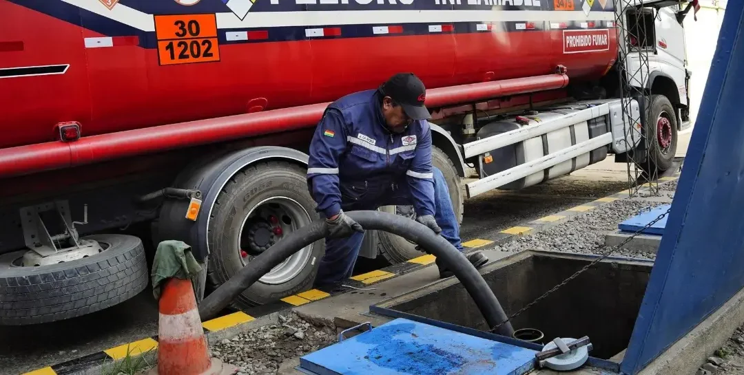 Gobierno suspende contratos con Vitol y Trafigura por gasolina de mala calidad y busca nuevos proveedores