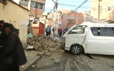 Minibús se estrella contra una vivienda y deja un muerto y seis heridos